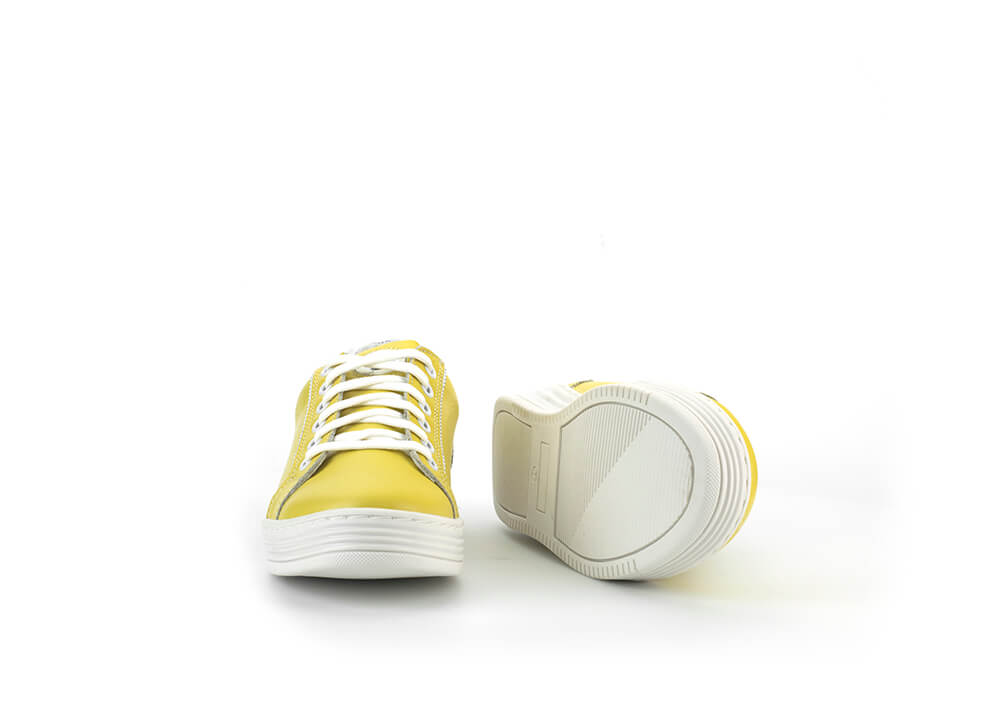 Ladies' sneakers in light yellow 360° Image