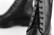 Дамски боти на платформа с връзки и цип в черно Thumb