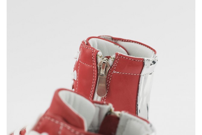 Kids' sports shoes in coral colour and silver stripe
