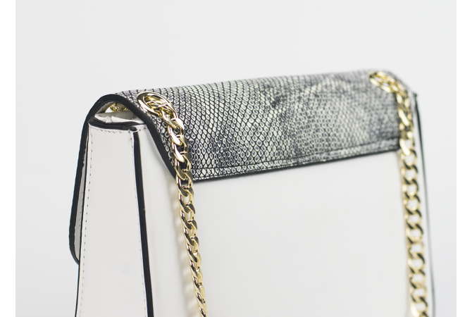 Дамска чанта в бяло с капак змийски ефект