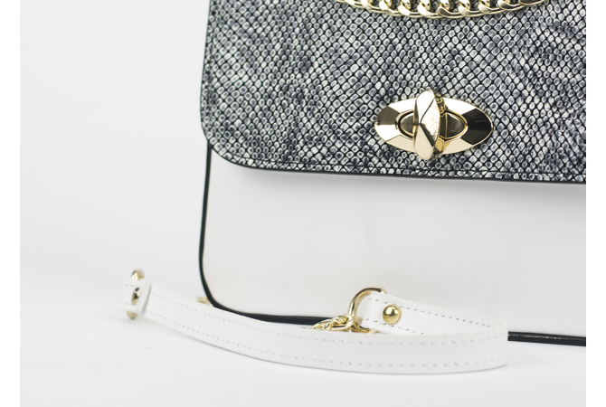 Дамска чанта в бяло с капак змийски ефект