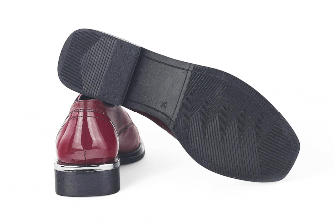 Дамски обувки с нисък ток и възки в цвят бордо
