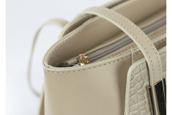 Дамска чанта с две дръжки в бежов цвят