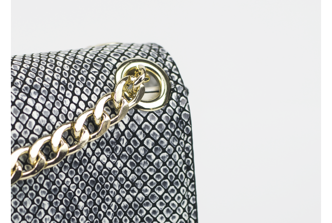 Дамска чанта в бяло с капак змийски ефект