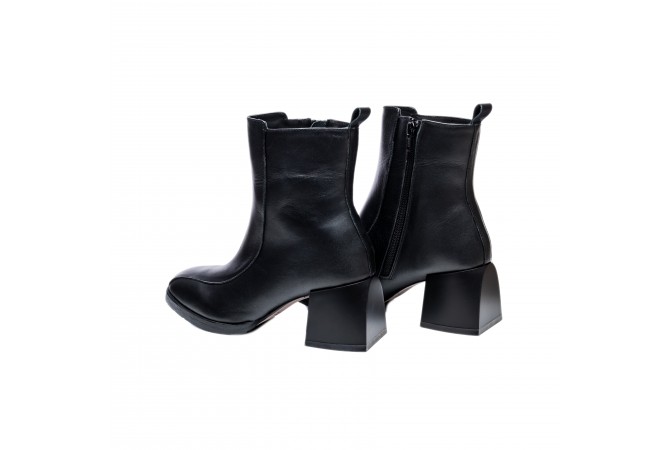 Дамски боти в черен цвят