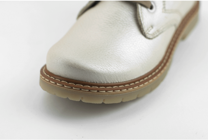 Kids' boots type chukka in light color