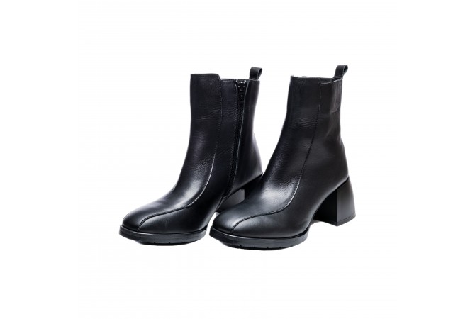 Дамски боти в черен цвят