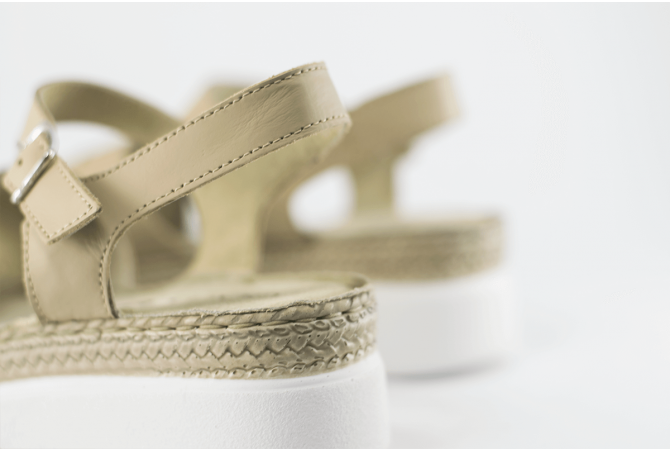 Дамски сандали в бежов цвят с каишка
