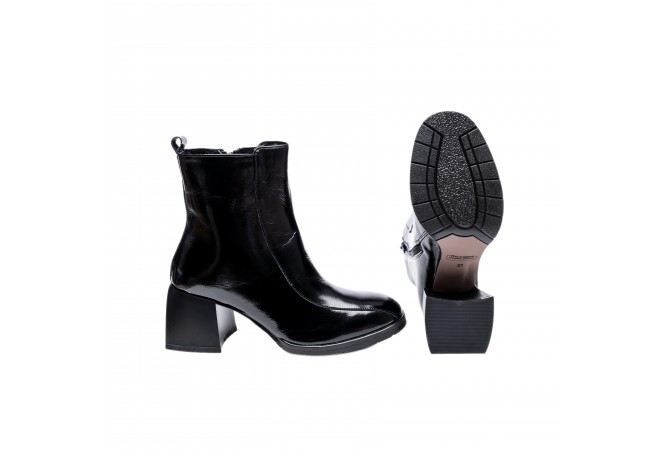 Дамски боти в черен лак