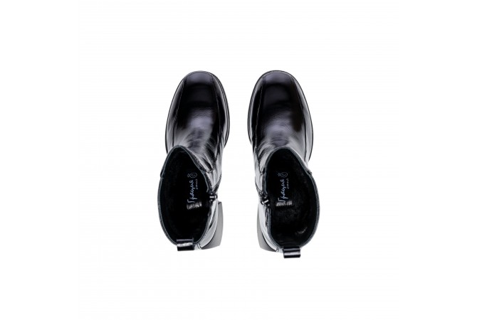 Дамски боти в черен лак