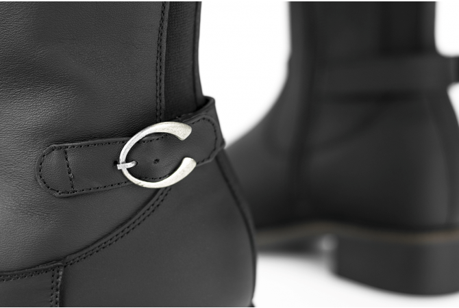 Дамски ботуши в черно