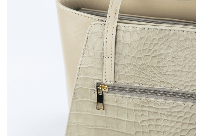 Дамска чанта с две дръжки в бежов цвят