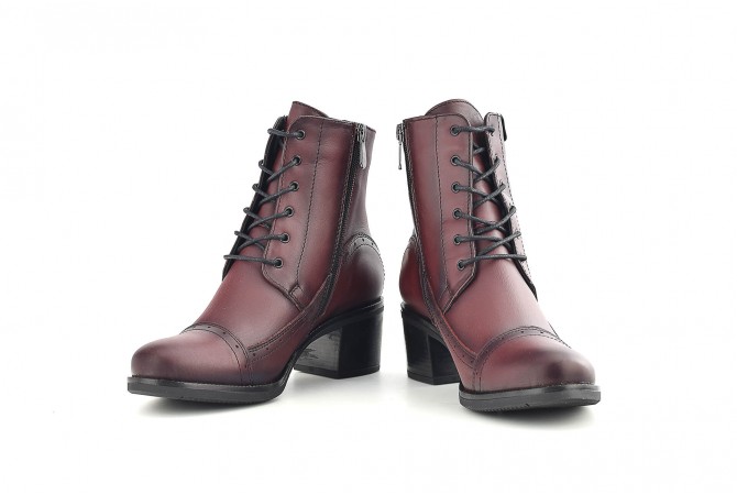 Ladies' boots with laces and zipper