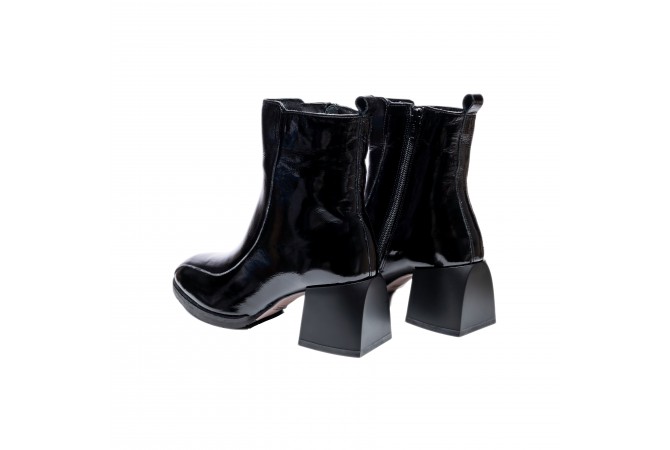 Дамски боти в черен лак