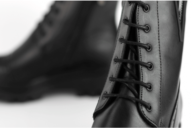 Дамски боти на платформа с връзки и цип в черно