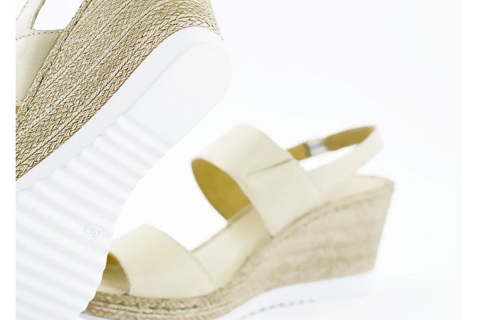 Ladies' sandals in beige