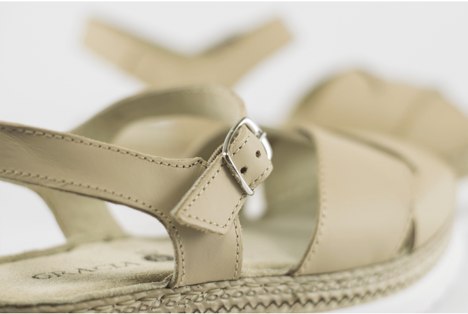 Дамски сандали в бежов цвят с каишка