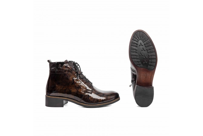 Дамски ежедневни боти от естествен лак в кафяв цвят 