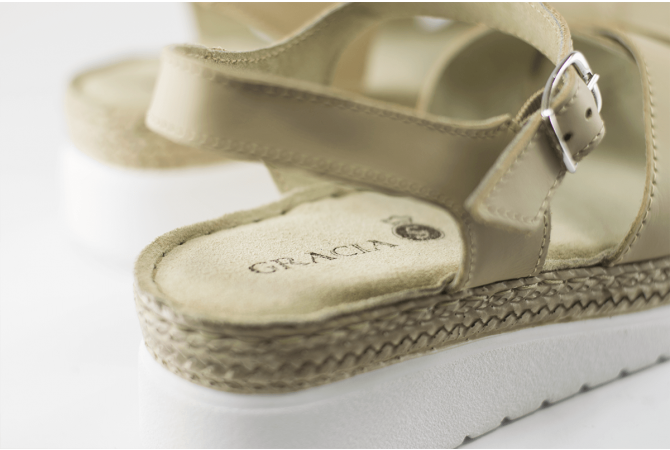 Дамски сандали в бежов цвят с каишка