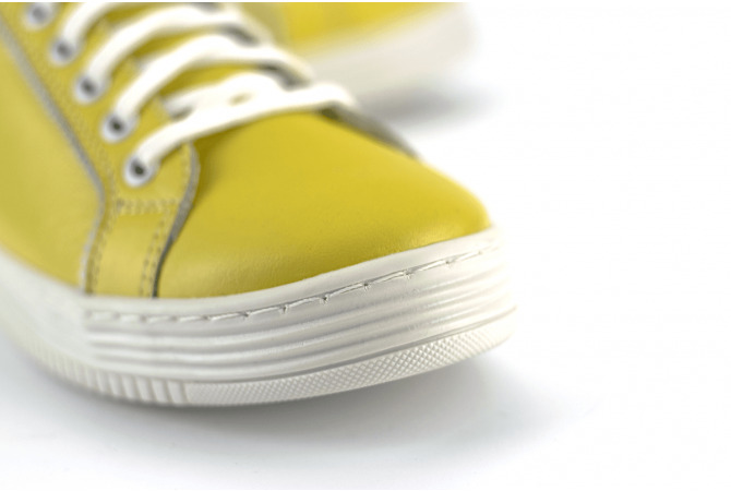 Ladies' sneakers in light yellow