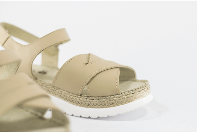 Дамски сандали в бежов цвят с каишка