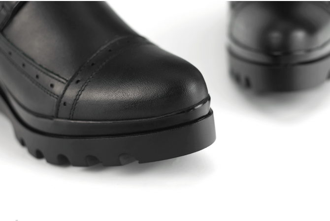 Дамски боти на платформа с връзки и цип в черно